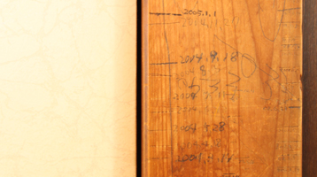 お子さんの身長を測った線と日付がついているリビングの柱イメージ写真